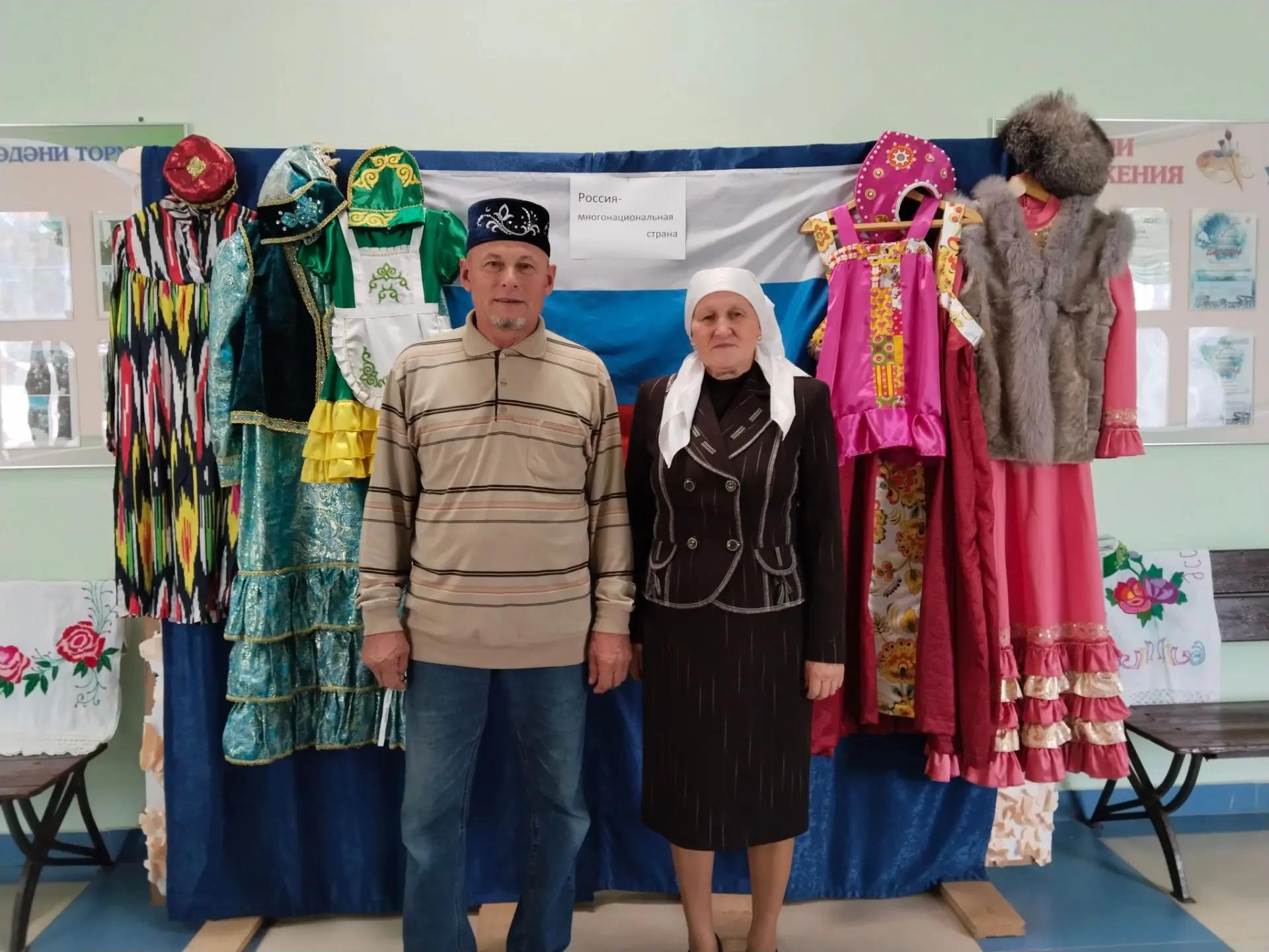 Голосуют семейные пары, которые отмечают золотую и рубиновую свадьбы 